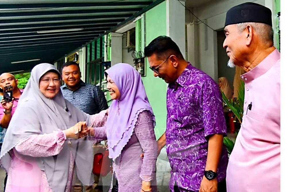 Rohani (kiri) melayan tetamu yang hadir pada Majlis Sambutan Hari Raya Aidilfitri Parlimen Kota Bharu Peringkat Dewan Undangan Negeri (DUN) Tanjong Mas di Kota Bharu pada Khamis.