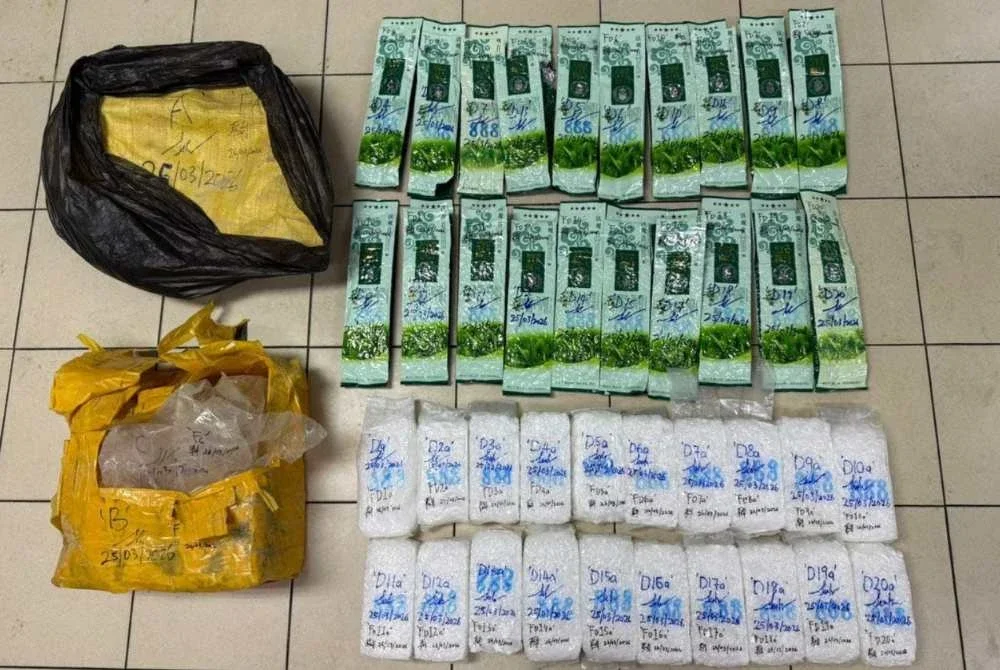 Bungkusan dadah dipercayai ketamin yang ditemui dalam sebuah guni di tepi pantai Pasir Bogak, Pulau Pangkor pada Rabu.