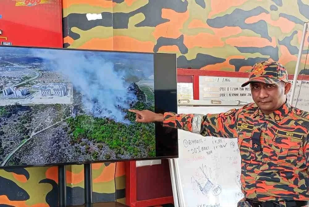 Ezam menunjukkan kawasan hutan belukar yang terbakar di Punggai.