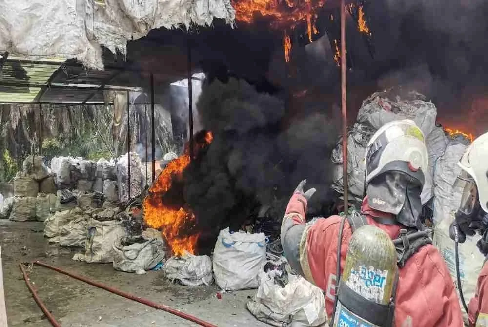 Kebakaran melibatkan longgokkan barangan kitar semula di kawasan terbuka.