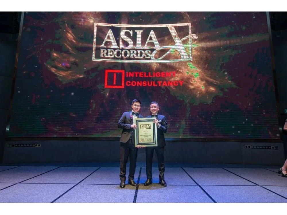 Pengasas Intelligent Consultancy, Keith Khor Kah Yong (kiri) bangga apabila syarikatnya diiktiraf oleh The Asia Records sebagai firma konsultansi yang berjaya memudahkan jumlah kelulusan pinjaman bank terbanyak bagi tahun 2025,