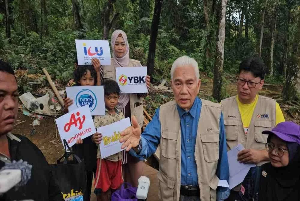 Zainal ketika menyampaikan sumbangan semasa ziarah Sinar Kasih Ramadan (SKR) 2026 di Kampung Orang Asli Ulu Melaka, Serendah.