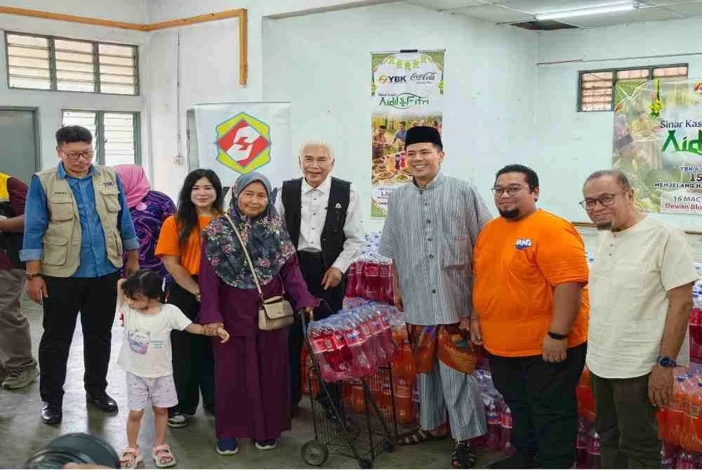 Sumbangan Sinar Kasih Aidilfitri YBK bersama Coca-Cola di PPR Lembah Subang 1, bersama selebriti merangkap Duta Fanta, Awal Ashaari