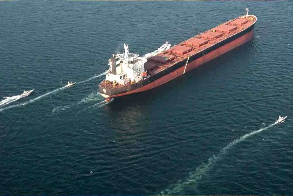 Kapal tangki minyak Malaysia diberi laluan melintasi Selat Hormuz. Foto hiasan