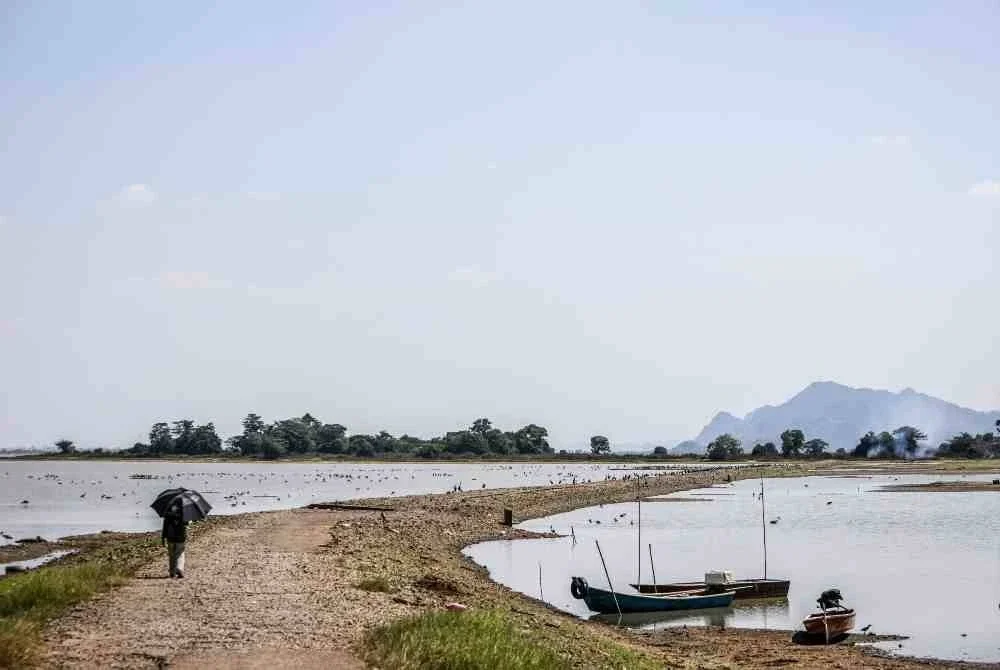 Jalan lama di Empangan Tasik Timah Tasoh di Padang Besar kembali muncul susulan penyusutan paras air akibat cuaca panas berpanjangan. FOTO: Bernama