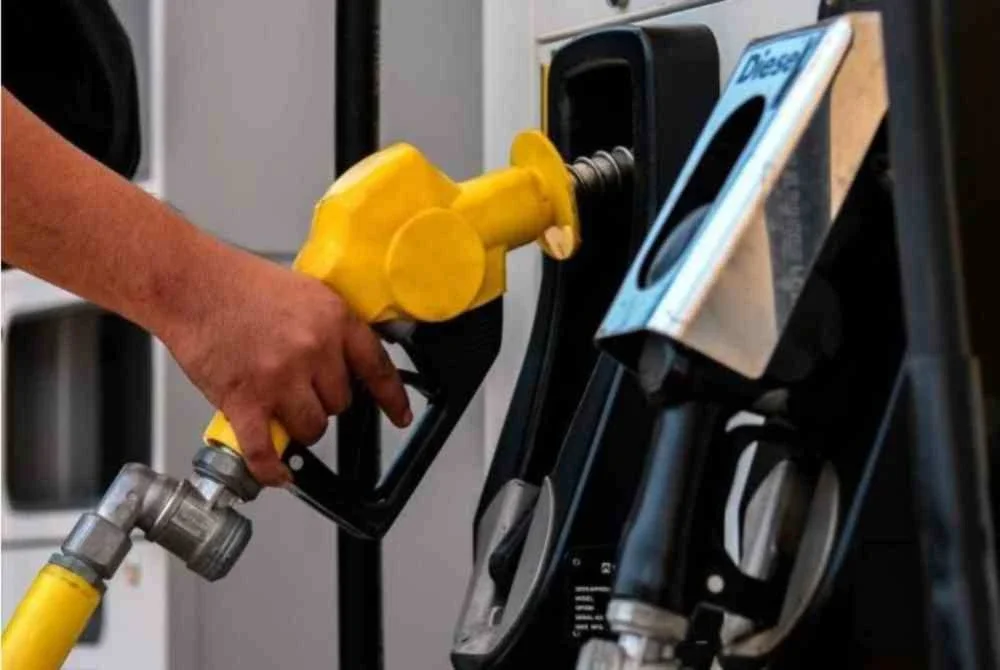KPDN memaklumkan pengisian minyak petrol atau diesel ke dalam bekas atau tong hanya dibenarkan kepada pemegang permit khas yang sah sahaja. - Gambar hiasan