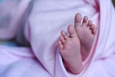 Seorang bayi lelaki dilaporkan maut selepas didakwa menjadi mangsa keganasan yang dilakukan oleh bapanya sendiri. Gambar hiasan 