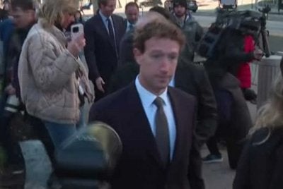 Mark Zuckerberg tiba di mahkamah untuk memberi keterangan dalam perbicaraan berkaitan ketagihan remaja. - Agensi