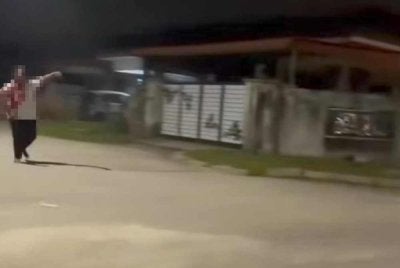 Tangkap layar video yang memaparkan seorang wanita berjalan kaki dalam keadaan berlumuran darah di lokasi kejadian.