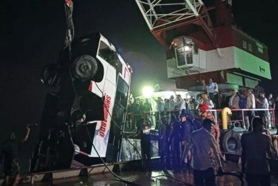 Bas yang membawa kira-kira 40 penumpang terjatuh ke dalam Sungai Padma di Terminal Feri Daulatdia - Foto: Agensi