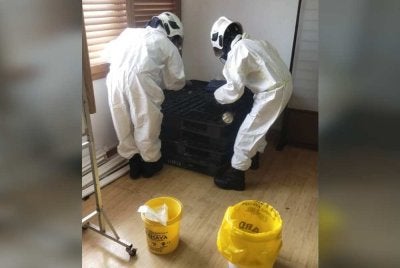 Pasukan Hazmat menggunakan peralatan PPE untuk membersihkan tumpahan merkuri di pusat dialisis berkenaan. Foto bomba