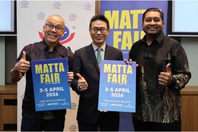 Mohd Hizzat (kanan) bersama Rocky Kho (kiri) dan Wai Tong (tengah) ketika sidang akhbar MATTA: Macau Destinasi Kegemaran Antarabangsa di MITEC pada Khamis. FOTO: Asril Aswandi Shukor