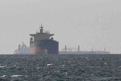 Dianggarkan 2,000 hingga 3,000 kapal kargo dan tangki minyak terkandas di perairan Teluk Parsi berhampiran Selat Hormuz sejak lebih tiga minggu lalu.