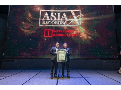 Pengasas Intelligent Consultancy, Keith Khor Kah Yong (kiri) bangga apabila syarikatnya diiktiraf oleh The Asia Records sebagai firma konsultansi yang berjaya memudahkan jumlah kelulusan pinjaman bank terbanyak bagi tahun 2025, 