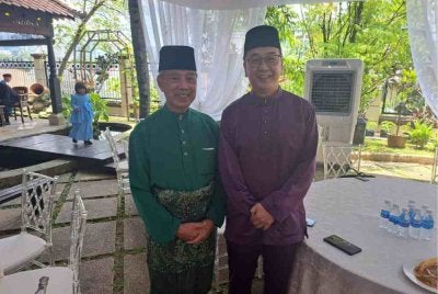 Dominic bergambar bersama Muhyiddin di majlis rumah terbuka Aidilfitri, pada Sabtu lalu.
