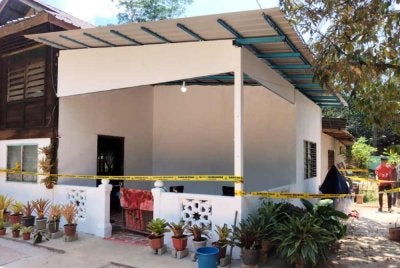 Keadaan rumah mangsa pembunuhan tiga keluarga di Kampung Balau, Merbok. Foto Bernama