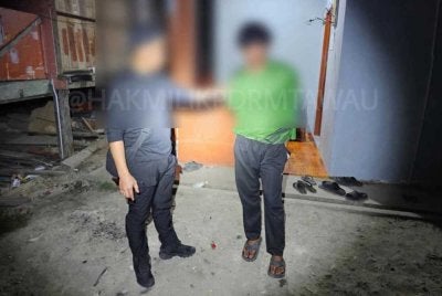 Suspek ditahan di hadapan sebuah rumah tidak bernombor di Tawau.