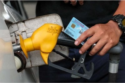 Kerajaan akan membuat penyelarasan kelayakan BUDI95 daripada 300 liter sebulan kepada 200 liter sebulan, bermula 1 April ini. - Foto fail Bernama