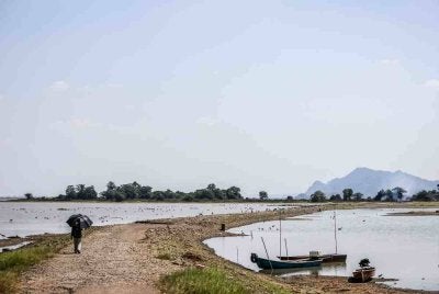 Jalan lama di Empangan Tasik Timah Tasoh di Padang Besar kembali muncul susulan penyusutan paras air akibat cuaca panas berpanjangan. FOTO: Bernama 