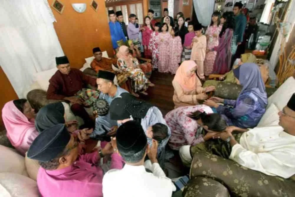 Budaya ziarah, rumah terbuka dan bermaafan bukan sekadar adat tetapi ia adalah mekanisme sosial yang menumpulkan ketajaman ego dan prasangka yang terbina sepanjang tahun. Gambar hiasan