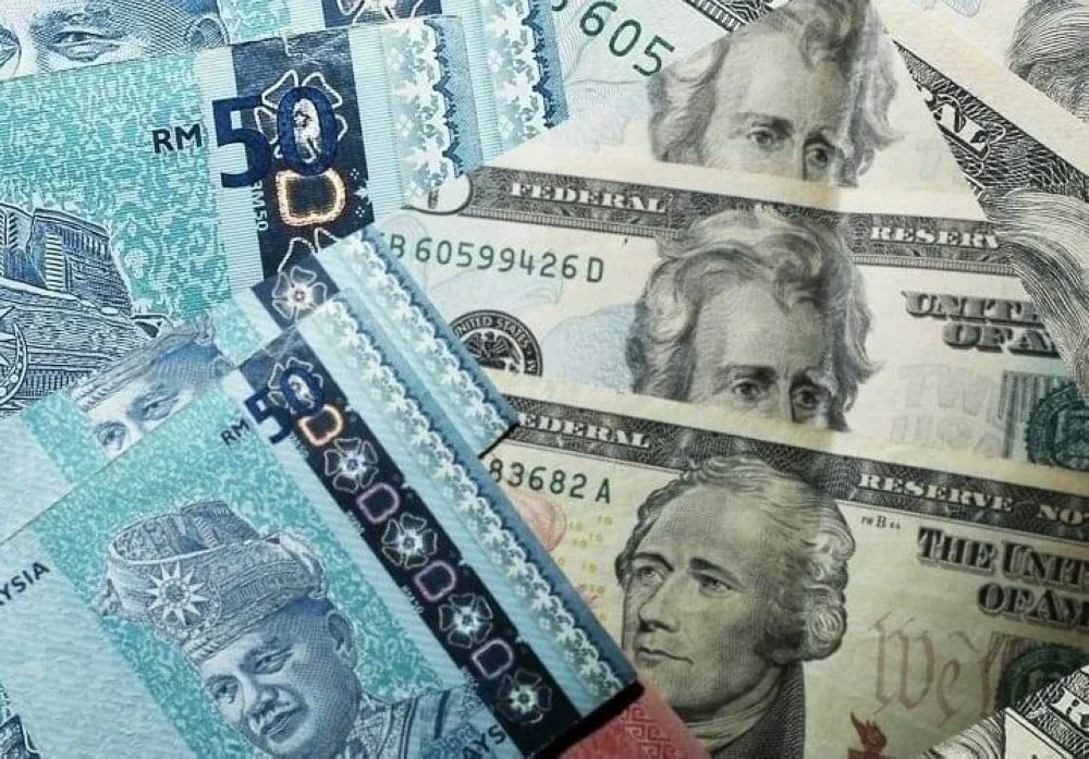 Ringgit dibuka lebih tinggi untuk hari keempat berturut-turut berikutan langkah kerajaan Malaysia melaksanakan pendekatan pragmatik terhadap subsidi bahan api. Gambar hiasan