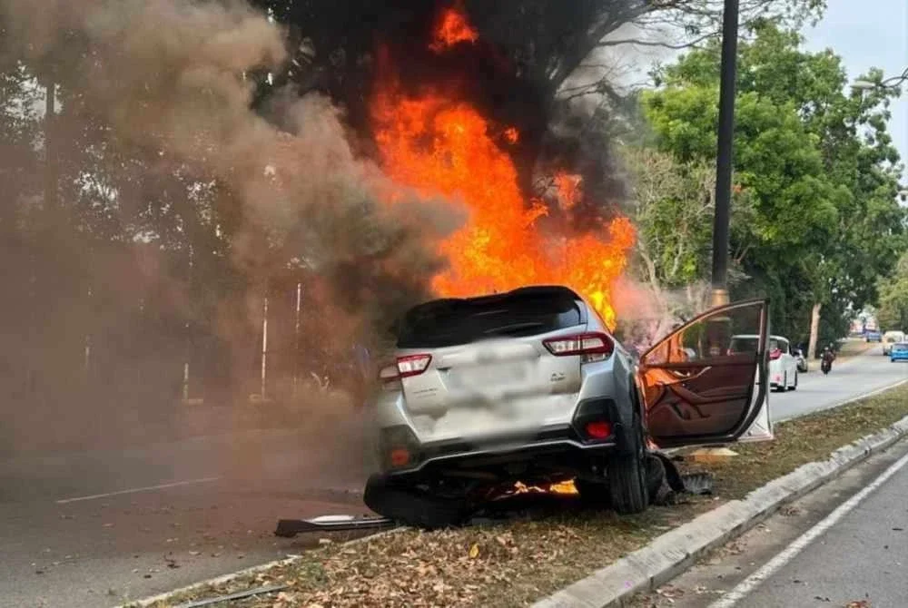 Siasatan awal mendapati kemalangan berlaku apabila kenderaan dipandu mangsa terbabas sendiri sebelum melanggar tiang di pembahagi jalan.
