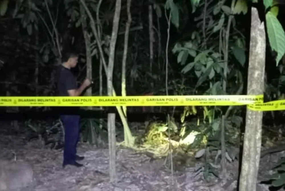 Lokasi penemuan mayat bayi lelaki cukup sifat di kawasan pencawang Telekom berhampiran Masjid Rembang Panas.