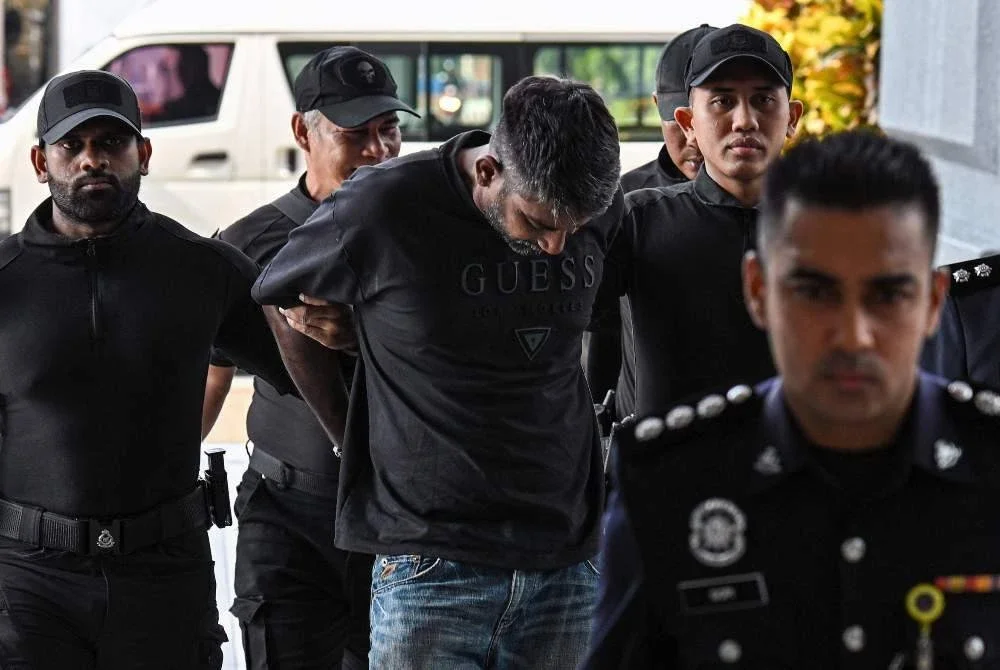 Penganggur V.V. Vadivelu, 39, (tiga, kiri) yang melarikan diri selama empat tahun dihadapkan di Mahkamah Majistret hari ini atas pertuduhan membunuh seorang ahli perniagaan di sebuah kawasan perumahan di Mont Kiara pada 2022. - Bernama
Tiada pengakuan direkodkan daripada tertuduh selepas pertuduhan dibacakan di hadapan Majistret MS Arunjothy kerana kes bunuh di bawah bidang kuasa Mahkamah Tinggi. Mahkamah menetapkan 8 Jun ini untuk sebutan semula kes.
--fotoBERNAMA (2026) HAK CIPTA TERPELIHARA
