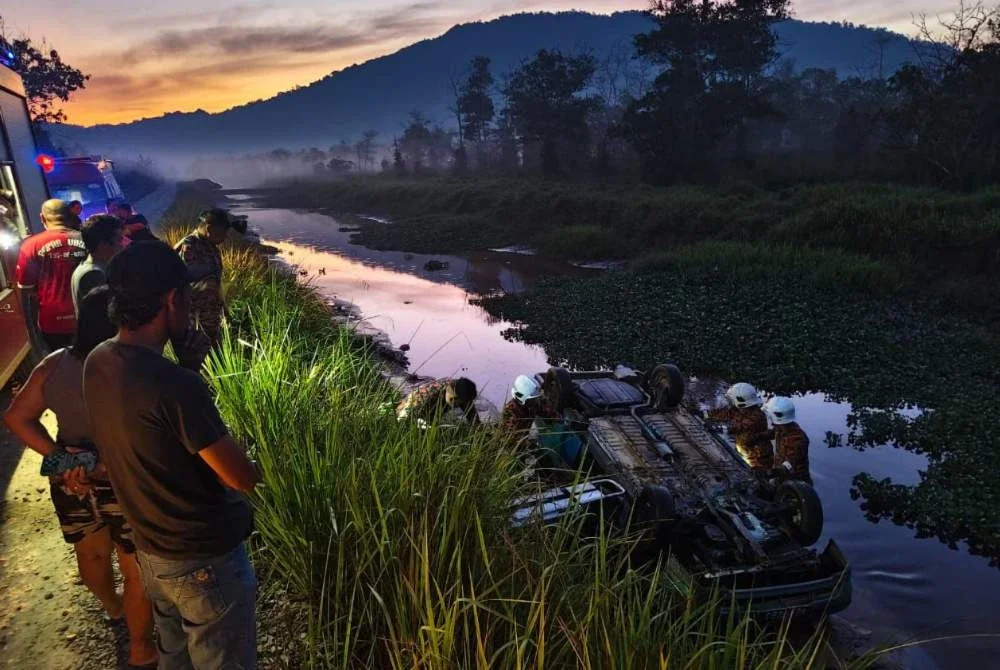 Seorang lelaki warga emas maut manakala dua lagi cedera selepas kenderaan yang dinaiki terbabas lalu terjunam ke dalam sungai di Kampung Langsat.