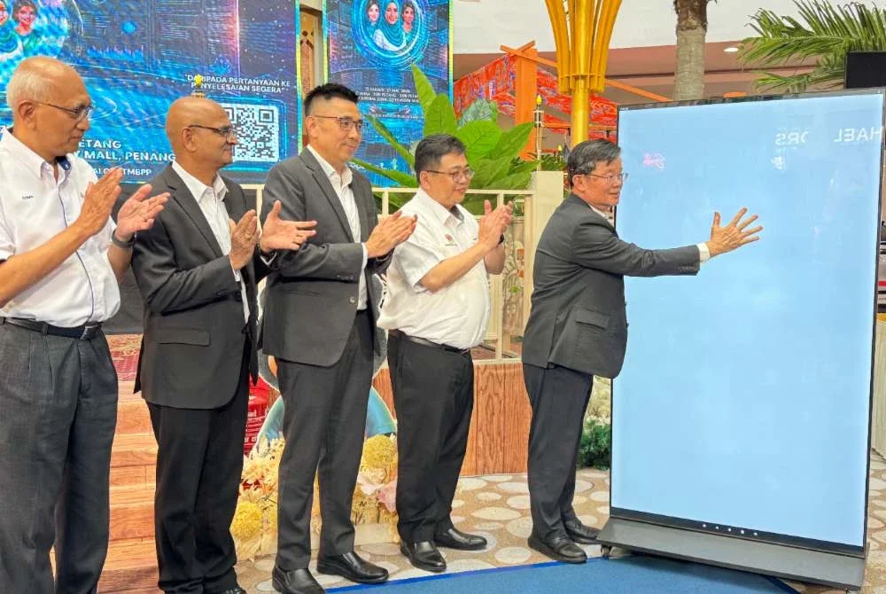 Kon Yeow (kanan) menyempurnakan Majlis Pelancaran Gen.AI Chatbot (ChatMBPP) Majlis Bandaraya Pulau Pinang di Pusat Beli Belah Queensbay pada Jumaat.