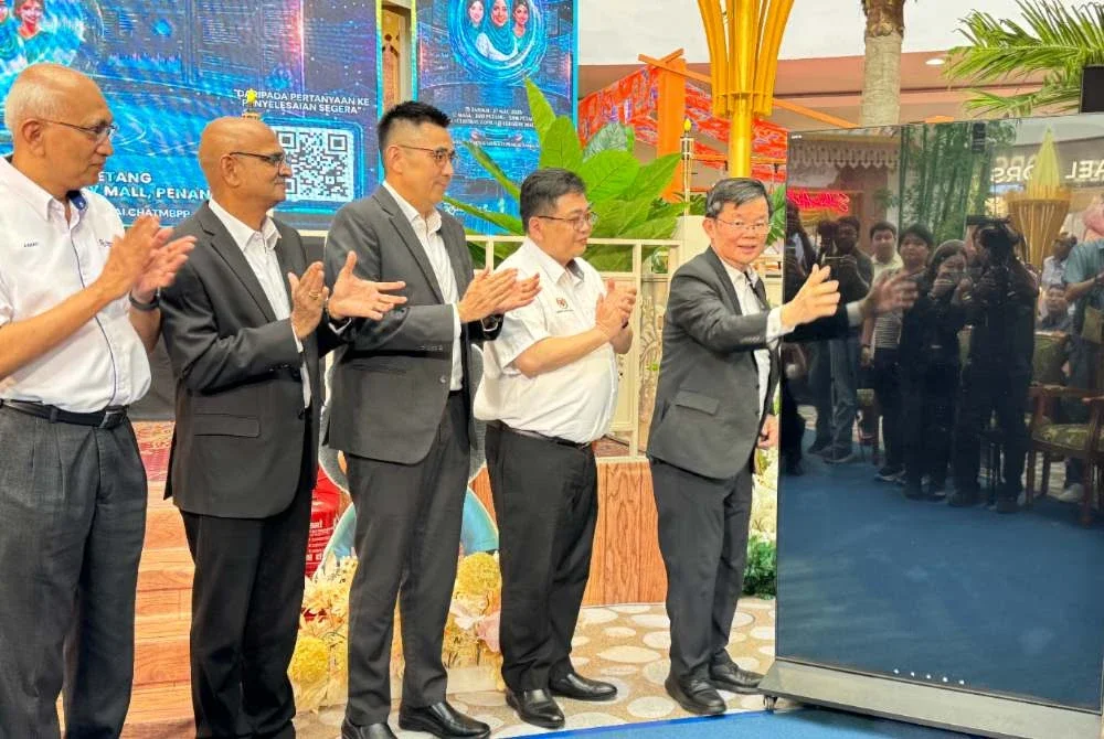 Kon Yeow (kanan) menyempurnakan Majlis Pelancaran Gen.AI Chatbot (ChatMBPP) Majlis Bandaraya Pulau Pinang di Pusat Beli Belah Queensbay pada Jumaat.