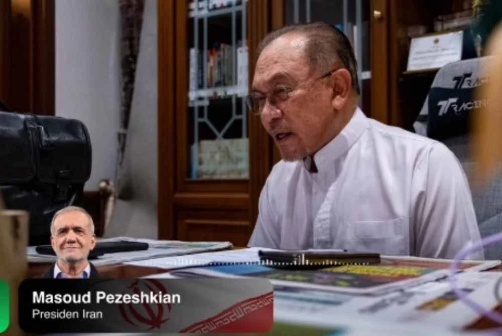 Anwar dalam perbualan dengan Presiden Republik Islam Iran, Masoud Pezeshkian bagi mendapatkan perkembangan terkini berhubung konflik Asia Barat. - FOTO FB Anwar Ibrahim