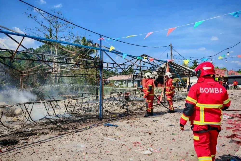Anggota bomba dan penyelamat membantu memadamkan kebakaran gerai jualan mercun di Kedai Kubang Jambu di sini musnah dalam kebakaran pada petang Jumaat.