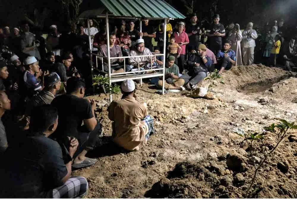 Suasana pilu menyelubungi apabila ahli keluarga dan kenalan terdekat hadir menziarahi pusara Allahyarham Zikri Abdul Rahman, 65, dan isterinya, Suraya Man, 53, yang ditemui maut di kediaman mereka di Kampung Belau, Merbok, ketika tinjauan di Masjid Al Atiq, pada Jumaat. Foto Bernama