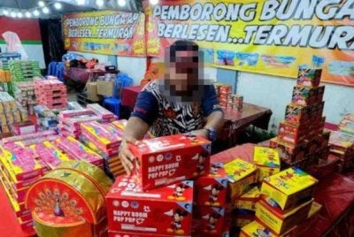 Beberapa pihak termasuk NGO menggesa agar kelulusan penjualan mercun ditarik balik kerana ia tidak memberikan manfaat. Gambar hiasan 
