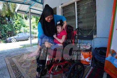 Menjadi rutin seorang ibu untuk menguruskan anak 'istimewa' Dian Maidarah, 10, yang terlantar akibat Cerebral Palsy.