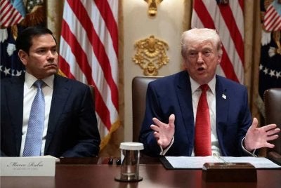 Presiden Trump (kanan) bercakap semasa mesyuarat Kabinet di White House, Washington pada Khamis - Foto: Reuters