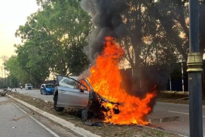  Seorang pekerja bank berdepan detik cemas apabila kereta dipandunya terbabas sebelum terbakar