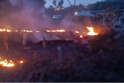 Keadaan ketika api sedang marak di kawasan Tanah Perkuburan Islam Bukit Kecil, Kuala Terengganu dalam kejadian pada malam Khamis.