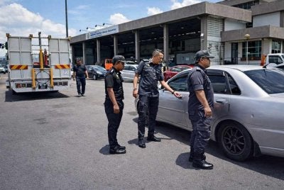 KPDN Kelantan menahan dua lelaki dan seorang wanita warga Thailand apabila cubaan mereka untuk menyeludup petrol bersubsidi gagal selepas ditahan menerusi Ops Tiris yang dijalankan di Kompleks ICQS Rantau Panjang pada Khamis. Foto:KPDN