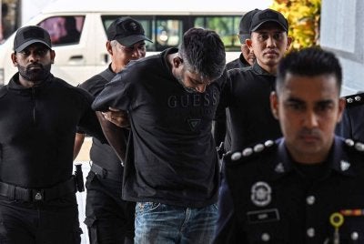 Penganggur V.V. Vadivelu, 39, (tiga, kiri) yang melarikan diri selama empat tahun dihadapkan di Mahkamah Majistret hari ini atas pertuduhan membunuh seorang ahli perniagaan di sebuah kawasan perumahan di Mont Kiara pada 2022. - Bernama
Tiada pengakuan direkodkan daripada tertuduh selepas pertuduhan dibacakan di hadapan Majistret MS Arunjothy kerana kes bunuh di bawah bidang kuasa Mahkamah Tinggi. Mahkamah menetapkan 8 Jun ini untuk sebutan semula kes.
--fotoBERNAMA (2026) HAK CIPTA TERPELIHARA