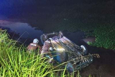Seorang lelaki warga emas maut manakala dua lagi cedera selepas kenderaan yang dinaiki terbabas lalu terjunam ke dalam sungai di Kampung Langsat.