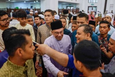 Perdana Menteri Datuk Seri Anwar Ibrahim bersalaman dengan para jemaah ketika hadir bagi menunaikan solat Jumaat di Masjid Tengku Ampuan Jemaah, Bukit Jelutong pada Jumaat. Foto Bernama 