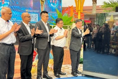Kon Yeow (kanan) menyempurnakan Majlis Pelancaran Gen.AI Chatbot (ChatMBPP) Majlis Bandaraya Pulau Pinang di Pusat Beli Belah Queensbay pada Jumaat.