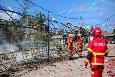 Seorang lelaki cedera dalam kejadian kebakaran melibatkan gerai mercun berhampiran Dataran Lenggong, Lenggong pada Jumaat. Foto JBPM Perak