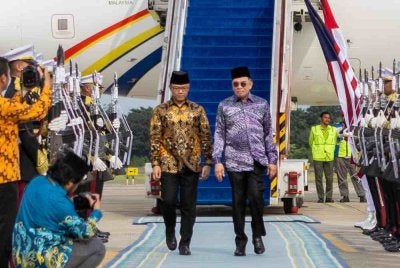 Anwar tiba di Lapangan Terbang Antarabangsa Halim Perdanakusuma, Jakarta dengan pesawat khas dan disambut oleh Menteri Luar Indonesia, Sugiono, bagi memulakan lawatan khas. Foto: Bernama
