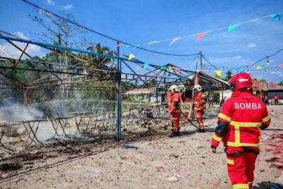 Anggota bomba dan penyelamat membantu memadamkan kebakaran gerai jualan mercun di Kedai Kubang Jambu di sini musnah dalam kebakaran pada petang Jumaat.