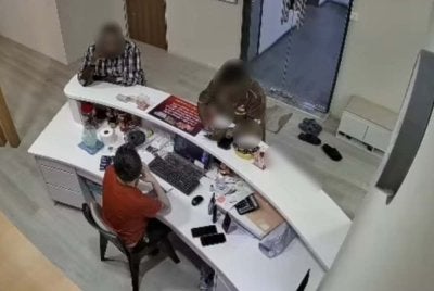 Tangkap layar video rakaman kamera litar tertutup (CCTV) di sebuah pusat urut yang tular di media sosial.