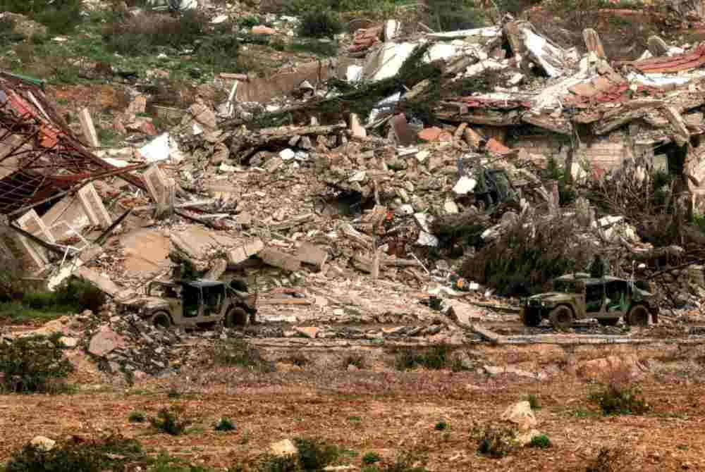 Askar Israel melakukan rondaan di kawasan berhampiran sempadan yang musnah dibom.