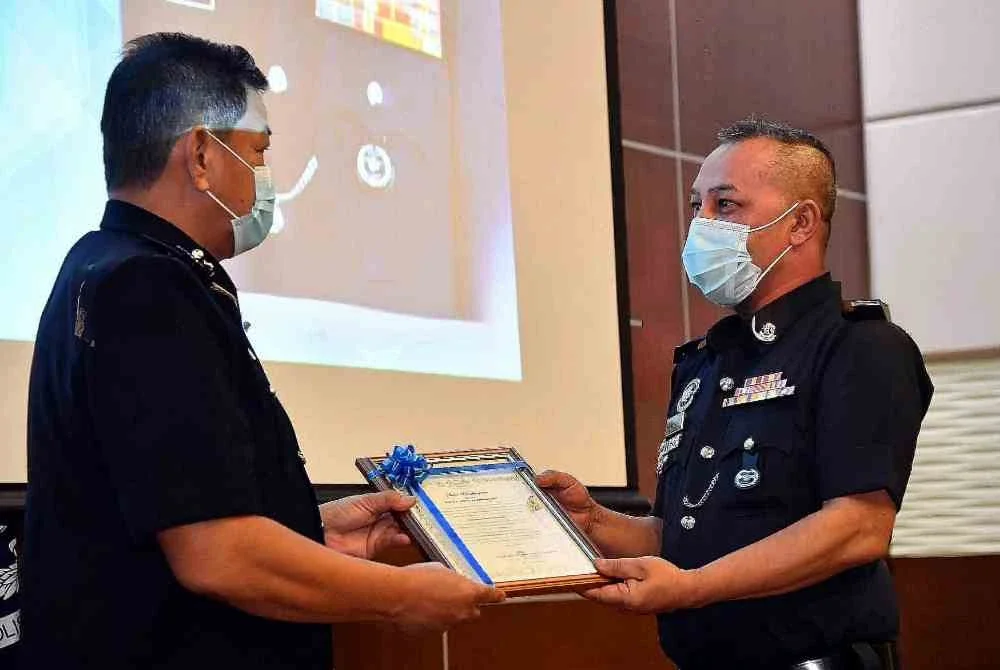 Alan menerima surat penghargaan daripada Hamid Bador pada 2020 selepas menolak rasuah RM45,000 yang disogok sindiket judi online.